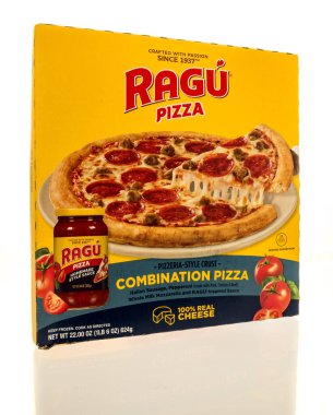 Winneconne, WI - 22 Ağustos 2025: İzole edilmiş bir zemin üzerinde Ragu pizzası paketi.