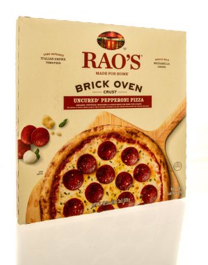 Winneconne, WI - 22 Ağustos 2025: İzole bir zemin üzerinde bir paket Raos tuğla fırın kabuklu pizza.