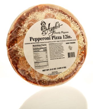 Winneconne, WI - 22 Ağustos 2025: İzole edilmiş bir arkaplanda Angelos pizza paketi.