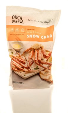 Winneconne, WI - 22 Ağustos 2025: İzole bir zemin üzerinde bir paket Orca Bay Gıda yengeç bacağı.