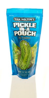 Winneconne, WI - 22 Ağustos 2025: Bir paket Van Holstes turşusu izole edilmiş bir arka planda..