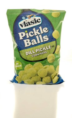 Winneconne, WI - 22 Ağustos 2025: Bir paket klasik turşu topu izole edilmiş arka planda mısır gevreği.