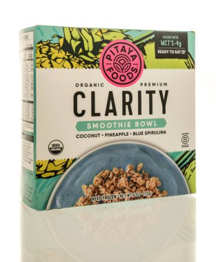 Winneconne, WI - 22 Ağustos 2025: Bir Pitaya Gıda paketi izole bir arka planda organik berraklık smoothie kasesi.