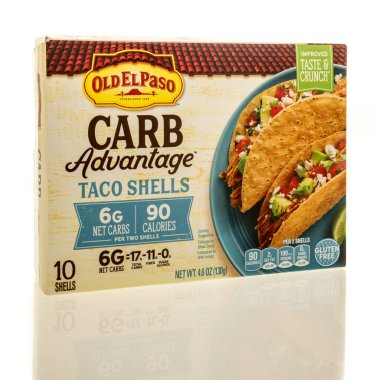 Winneconne, WI - 22 Ağustos 2025: İzole edilmiş bir arkaplanda Eski El Paso karbonhidrat avantajlı tako kabukları paketi.