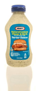 Winneconne, WI - 16 Ağustos 2025: İzole edilmiş arka planda bir şişe Kraft doğal limon tartar sosu.