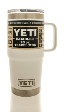 Winneconne, WI - 16 Ağustos 2025: İzole edilmiş bir arkaplanda Yeti rambler taklacısı paketi.