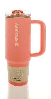 Winneconne, WI - 16 Ağustos 2025: İzole bir arkaplanda Stanley quencher protour taklacısı paketi.