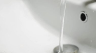 Lavaboda akan su akıntısı. Su kaynaklarını kurcalamak..