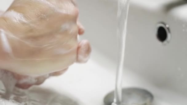 Tvätta händerna med tvål och lödder under rinnande vatten.Hygien under en pandemi — Stockvideo