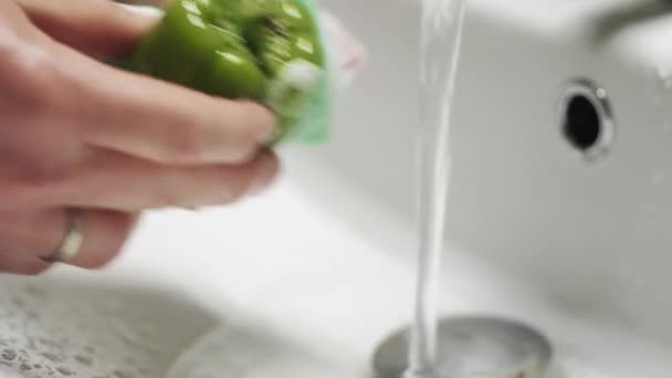 Close-up van de handen wassen de groene peper onder stromend water. — Stockvideo