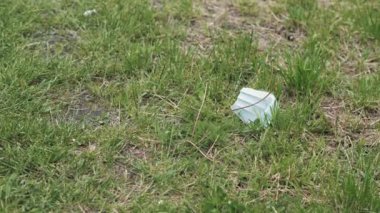 Çöp gibi atılan tıbbi maske..