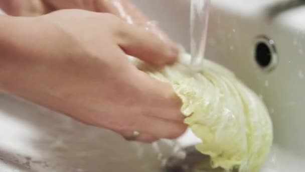 Крупним планом руки миють салат під проточною водою. Чиста і здорова їжа . — стокове відео