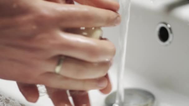 Close-up das mãos torcer um pedaço de sabão. Lavagem manual de sabão sólido . — Vídeo de Stock