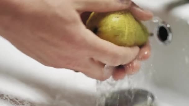 Tvätta päronen för hand under rinnande rent vatten. Närbild — Stockvideo