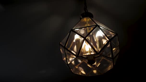 Bellissimo lampadario nel soppalco appeso al soffitto su uno sfondo scuro. — Video Stock