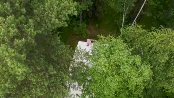 La grande tente blanche pour fêtes et mariages. Aérien — Video