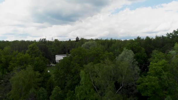 Vista aérea. Hermoso hotel se encuentra en medio de un bosque — Vídeos de Stock