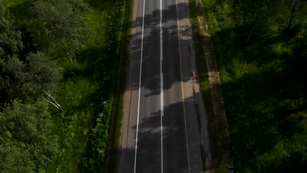 Point de vue. Camion blanc conduisant sur une route à travers un champ vert en été Journée ensoleillée. — Video