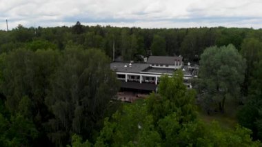Hava görüntüsü. Ormanın ortasında güzel bir otel duruyor.