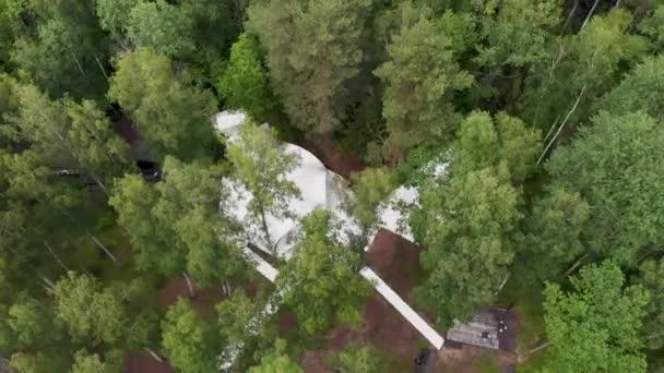 Tenda putih besar untuk festival dan pernikahan. Aerial — Stok Video