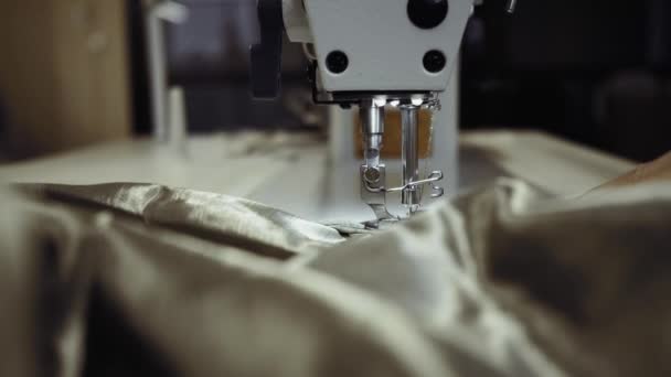 Швачка на швейній машинці пришиває легку тканину крупним планом . — стокове відео