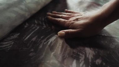 Güzel sanat eserleri ve çerçeve güzel kumaş örneklerini inceliyor.