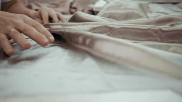 Швачка на швейній машинці пришиває легку тканину крупним планом . — стокове відео