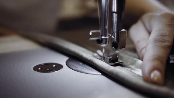 A tensão de costura na máquina de costura cose o tecido leve closeup . — Vídeo de Stock