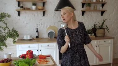 Komik hayat dolu kadın salata hazırlama dansını unuttu..