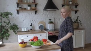 Komik hayat dolu kadın salata hazırlama dansını unuttu..
