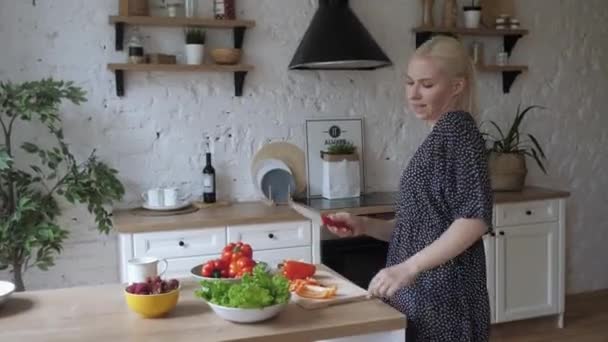 Drôle de femme vivante distraite de la préparation de salade dansant en mouvement. — Video