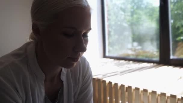 Chica estudiante trabajando en un ordenador. — Vídeo de stock