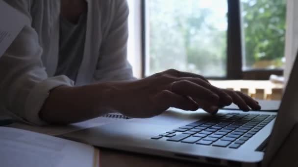 Bilgisayar başında çalışan kız öğrenci. Dizüstü bilgisayarda yazı yazan kadınların yakın çekim görüntüleri. — Stok video