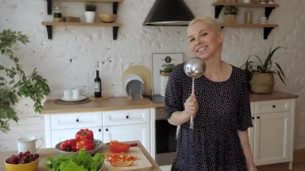 Komik hayat dolu kadın salata hazırlama dansını unuttu.. — Stok video