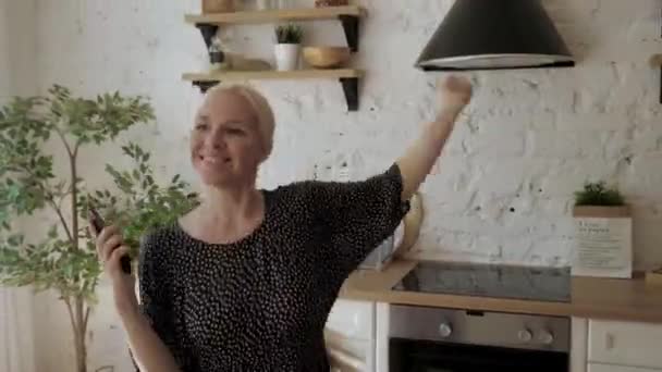 Frau verbringt Zeit am Küchentelefon erhält langersehnte SMS — Stockvideo
