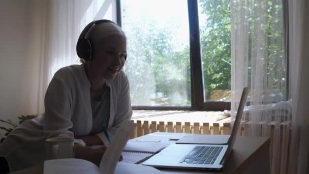 Mooie vrouw werkt aan de computer met vanuit het huis tijdens de quarantaine — Stockvideo