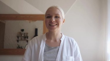 Genç güzel sarışın video bağlantısı ile iletişim kuruyor. Kamera bilgisayarı
