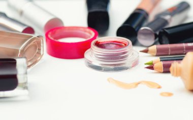 Temiz beyaz arkaplanda makyaj ürünleri