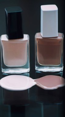 Arka planda tırnak cilası şişeleri