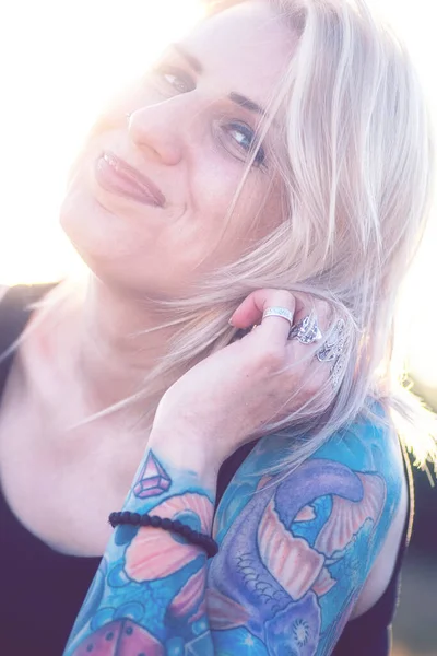 Retrato de una linda mujer rubia con un tatuaje de manga —  Fotos de Stock