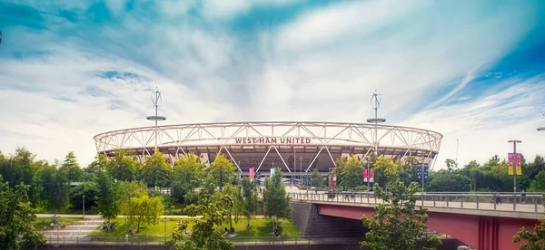 LONDON, UNITED KINDOM - 2 Haziran 2020: Stratford Olimpiyat Parkı, Londra 'daki tecrit sırasında West Ham United futbol stadyumu.