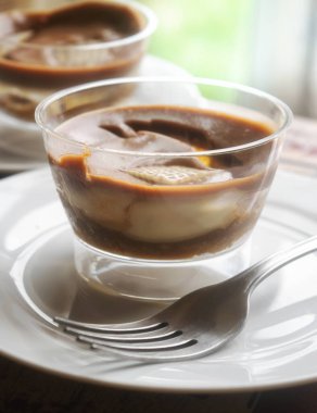 Bardakta servis edilen çikolatalı pudingin yakın çekimi.