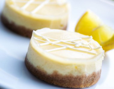 Beyaz tabakta limonlu cheesecake tatlısı