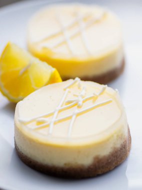 Beyaz tabakta limonlu cheesecake tatlısı