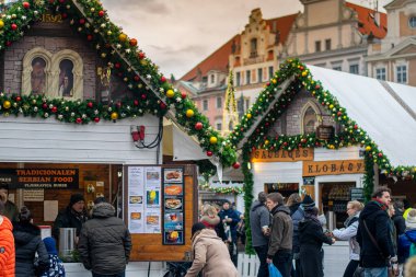PRAG, CZECH REPUBLIC - 17 ARALIK 2017: Prag 'ın merkezinde Noel' den birkaç gün önce işlek Noel market tezgahları.