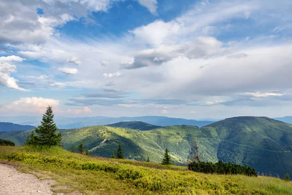 Niesamowity Widok Góry Tatry Niskie Pod Błękitne Niebo Chmur Słowacja — Zdjęcie stockowe