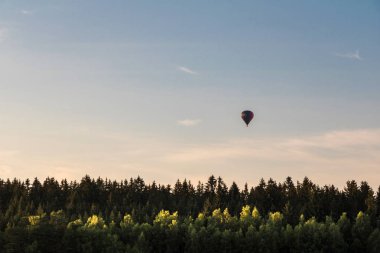 Sıcak hava balonu, orman ve mavi gökyüzü - sundawn, Çek Cumhuriyeti, Avrupa yaz manzara
