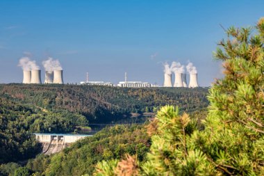 Barajı, orman ve mavi gökyüzü altında nükleer santrali, yaz yatay. Dukovany Köyü, Çek Cumhuriyeti, Europe.