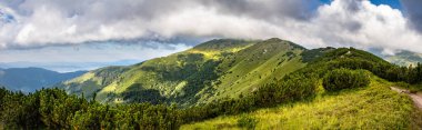 Bulutlu gökyüzü - düşük Tatras Milli Parkı, Slovakya, Europe altında yaz dağlardan panoramik görünüm