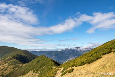 Sonbahar dağ sırtı beyaz bulutlar - düşük Tatras Milli Parkı, Slovakya, Europe ile mavi gökyüzü altında